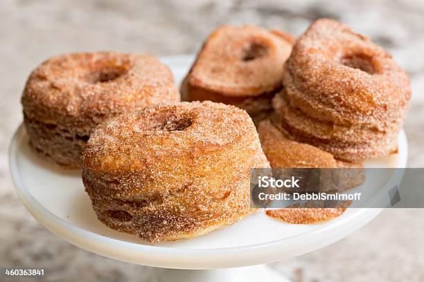 Cronut Pasticceria - Fotografie stock e altre immagini di Bianco - Bianco, Bombolone, Cannella