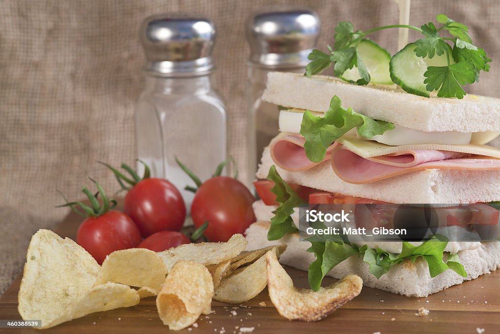 Fresco sándwich en lugar de cocina - Foto de stock de Aderezo libre de derechos