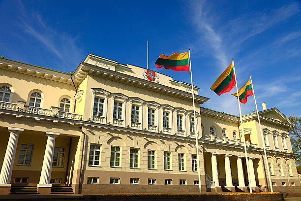 palais présidentiel de vilnius, lituanie et drapeau lituanien - building exterior president government building famous place photos et images de collection
