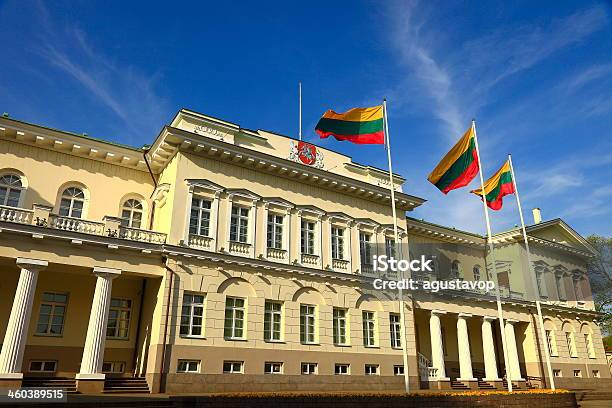 Foto de Palácio Presidencial De Vilnius E Lituano Flags Lituânia e mais fotos de stock de Bandeira