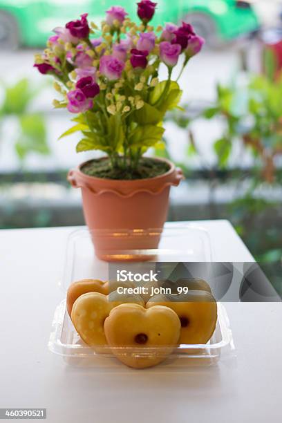 Buñuelo En Forma De Rosca En La Forma De Corazón Foto de stock y más banco de imágenes de Agujero - Agujero, Al horno, Alimento