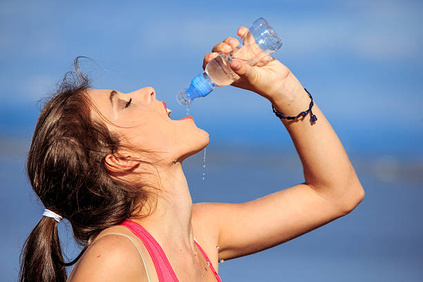 jogger - exercising sensuality water bottle relaxation exercise stock-fotos und bilder