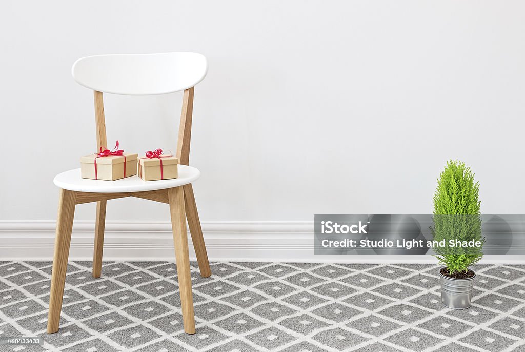 선물 흰색 의자, 작은 버처 트리 - 로열티 프리 0명 스톡 사진