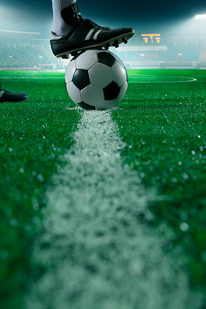 pieds sur un ballon de football - soccer skill soccer ball kicking photos et images de collection