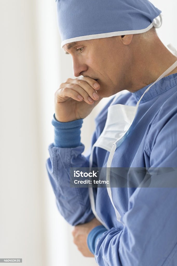 Triste chirurgien mâle avec la main sur la bouche - Photo de 40-44 ans libre de droits