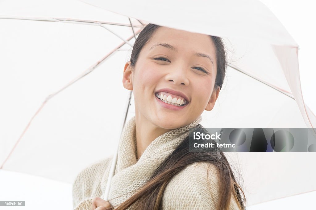 Retrato de feliz mulher com guarda-chuva - Foto de stock de 30 Anos royalty-free