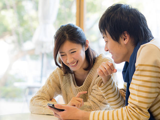 若いカップルのあらゆるコンテンツをご覧になるには、スマートフォン - スマホ 日本人 ストックフォトと画像