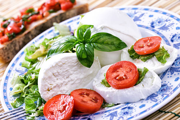 моцарелла буффало - caprese salad salad restaurant vinegar стоковые фото и изображения