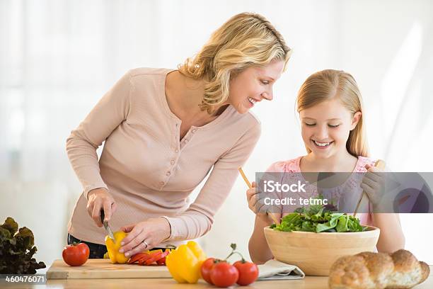 Foto de Garota Auxiliar Mãe Na Preparação De Comida No Balcão e mais fotos de stock de Família