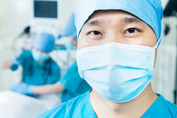 cirurgião usando máscara cirúrgica em operação de quarto, close-up - beijing opera mask china - fotografias e filmes do acervo