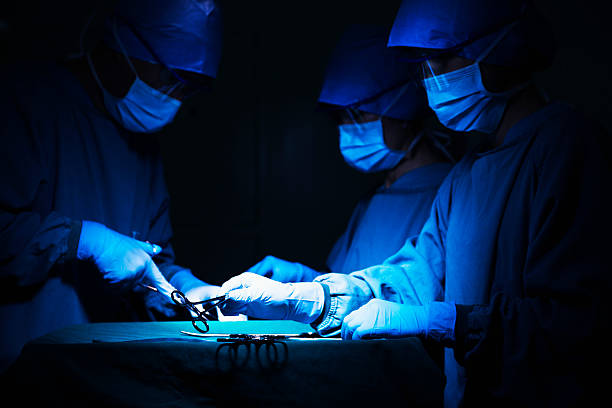 cirurgiões segurando equipamento cirúrgico na operar e mesa de trabalho - beijing opera mask china - fotografias e filmes do acervo