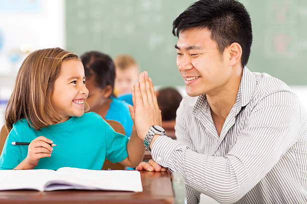 escola primária professor e estudante de cinco - preschooler child chinese ethnicity asian ethnicity - fotografias e filmes do acervo