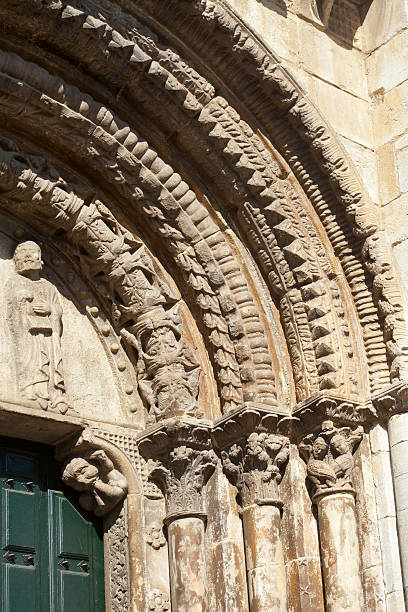 ingresso di una chiesa romanica - portomarin foto e immagini stock