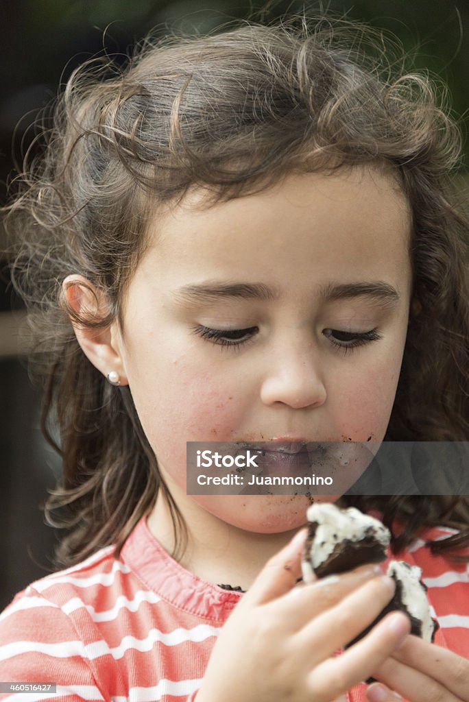 소녀만 갖는 아이스크림 - 로열티 프리 4-5세 스톡 사진