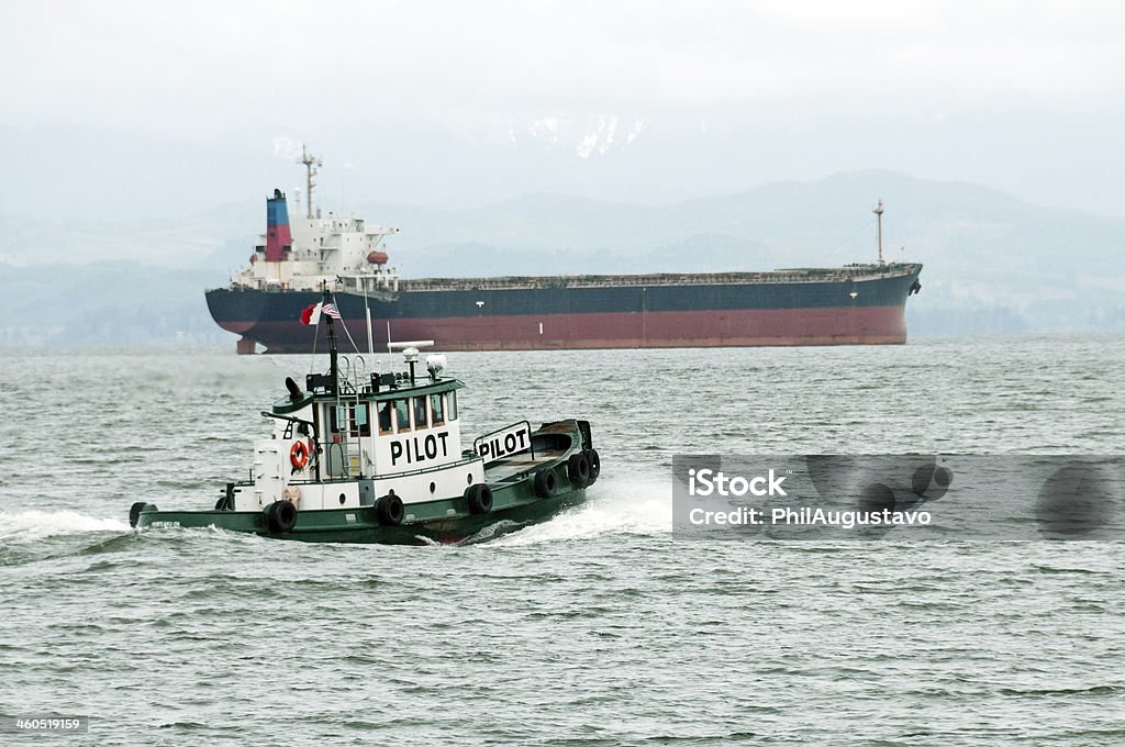 Пилот лодке и freighter в Река Колумбия на Astoria или - Стоковые фото Контейнеровоз роялти-фри