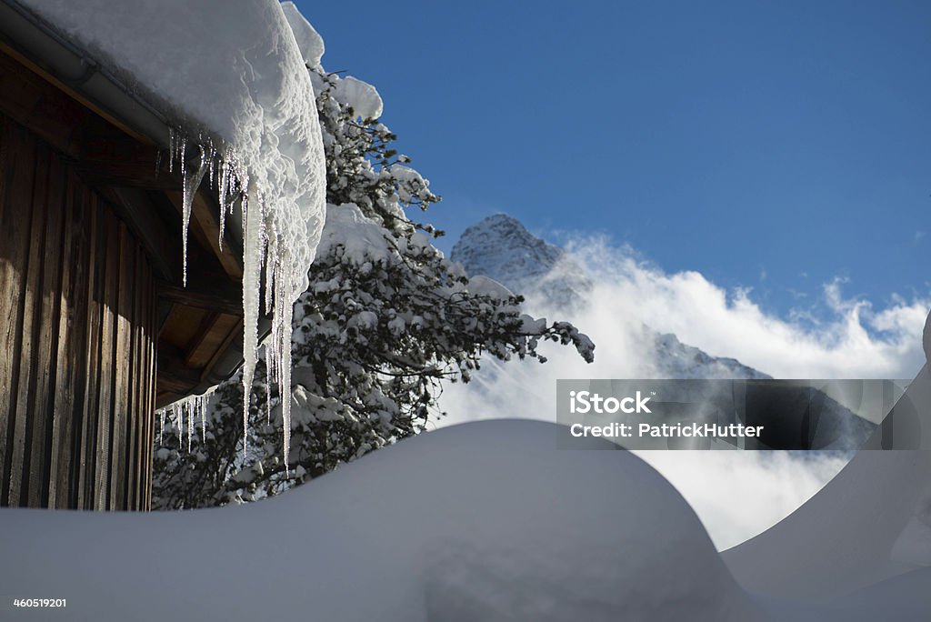 Pingentes de gelo em casa na cobertura - Foto de stock de Cantão de Graubunden royalty-free