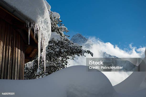 Foto de Pingentes De Gelo Em Casa Na Cobertura e mais fotos de stock de Cantão de Graubunden - Cantão de Graubunden, Céu Claro, Engadine