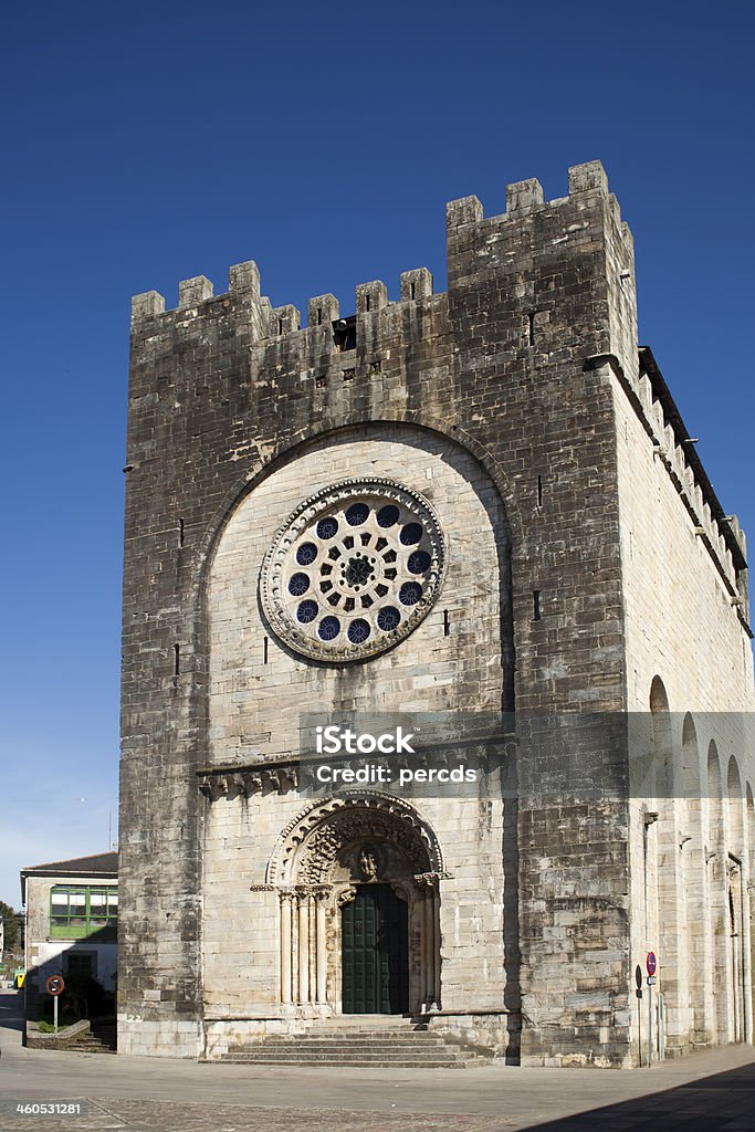 Facciata della chiesa romanica - Foto stock royalty-free di Chiesa