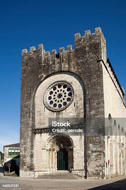 Facciata Della Chiesa Romanica - Fotografie stock e altre immagini di Chiesa - Chiesa, Cultura europea, Il passato