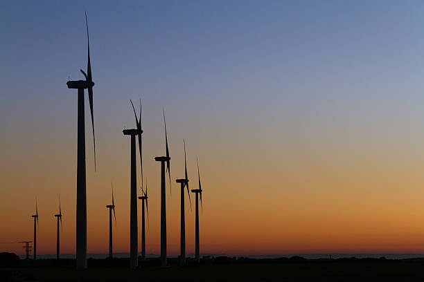 wind farm susnet - siluete fotografías e imágenes de stock