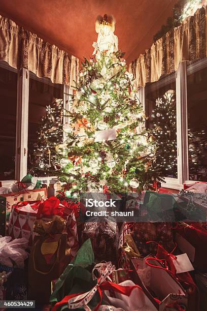Foto de Árvore De Natal e mais fotos de stock de Canto - Canto, Presente, Bola de Árvore de Natal