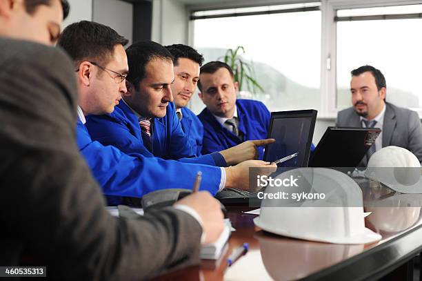 Meeting In Die Ingenieure Bureau Stockfoto und mehr Bilder von Erwachsene Person - Erwachsene Person, Fotografie, Horizontal