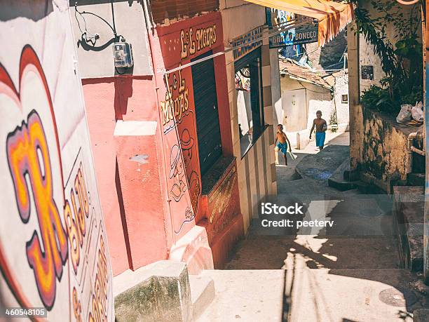 Favela Strade - Fotografie stock e altre immagini di Ambientazione esterna - Ambientazione esterna, Architettura, Bambini maschi