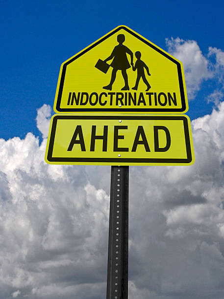 Warnung roadsign Indoktrination Voraus – Foto