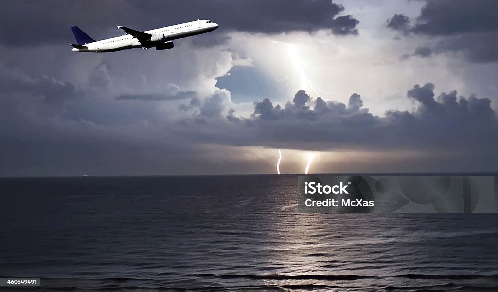 Avión en la tormenta - Foto de stock de Se avecina una tormenta libre de derechos