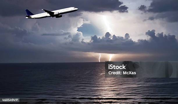 Avión En La Tormenta Foto de stock y más banco de imágenes de Se avecina una tormenta - Se avecina una tormenta, Mar, Arriba de