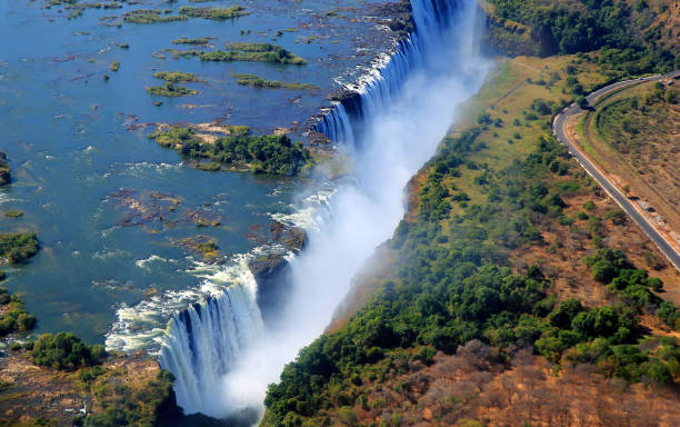 chutes victoria - victoria falls waterfall zimbabwe zambia photos et images de collection