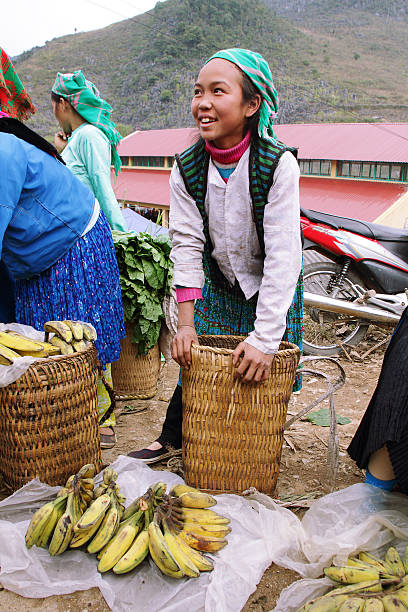 non identificato giovane ragazza vendita di banane nei polmoni phin mercato - vietnam vietnamese culture vietnamese ethnicity north vietnam foto e immagini stock