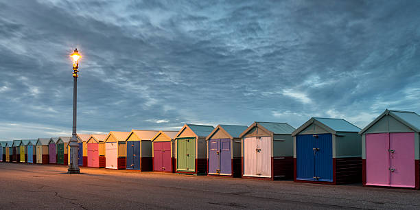 hove strandhütten bei nacht - hove stock-fotos und bilder