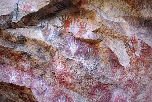 rock pintura na patagônia - thumb stones imagens e fotografias de stock