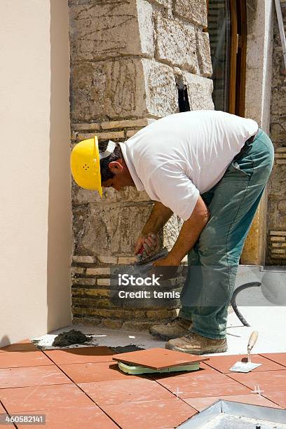 Tareas De Construcción Foto de stock y más banco de imágenes de Accesorio de cabeza - Accesorio de cabeza, Adulto, Aire libre