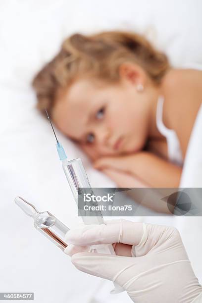 お子様用ワクチンのコンセプト - おびえるのストックフォトや画像を多数ご用意 - おびえる, インフルエンザワクチン, ウイルス