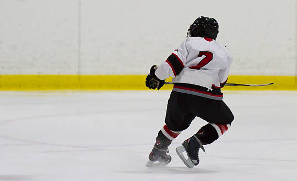 istock Child playing ice hockey 460592445