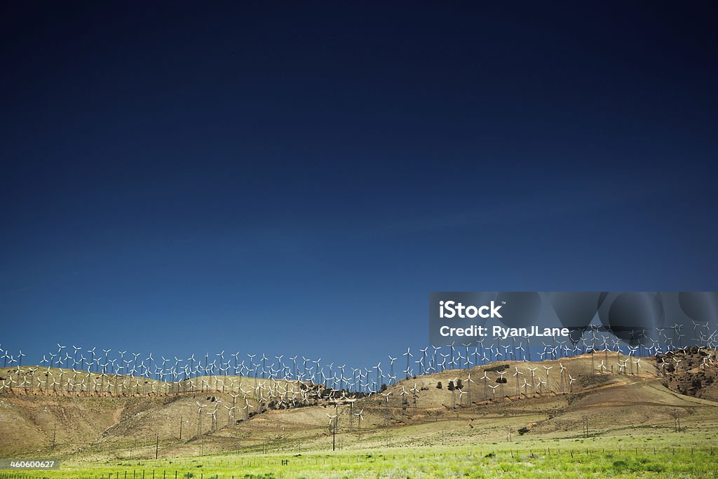 Conservación del ambiente turbinas eólicas con espacio de copia - Foto de stock de Aerogenerador libre de derechos