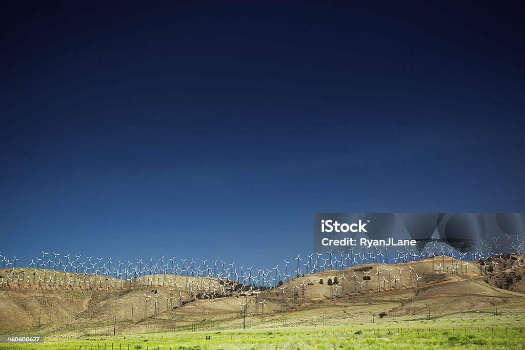 Conservazione ambientale turbine eoliche con spazio copia - Foto stock royalty-free di Ambientazione esterna