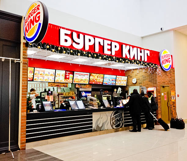 burger king-size-bett im moscow sheremetyevo airoport - mobilestock editorial russia airport stock-fotos und bilder