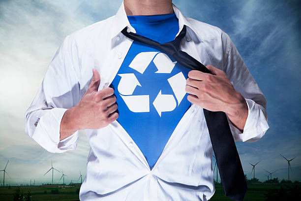 empresário mostrando camisa com símbolo de reciclagem para baixo - recycling green environment superhero - fotografias e filmes do acervo
