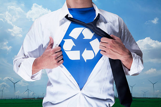 empresário mostrando camisa com símbolo de reciclagem para baixo - recycling green environment superhero - fotografias e filmes do acervo