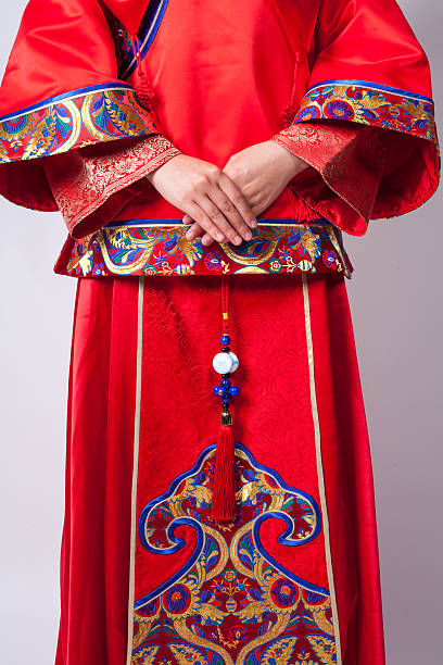 robe de mariée chinoise traditionnelle de la mariée - asian culture dragon textile symbol photos et images de collection