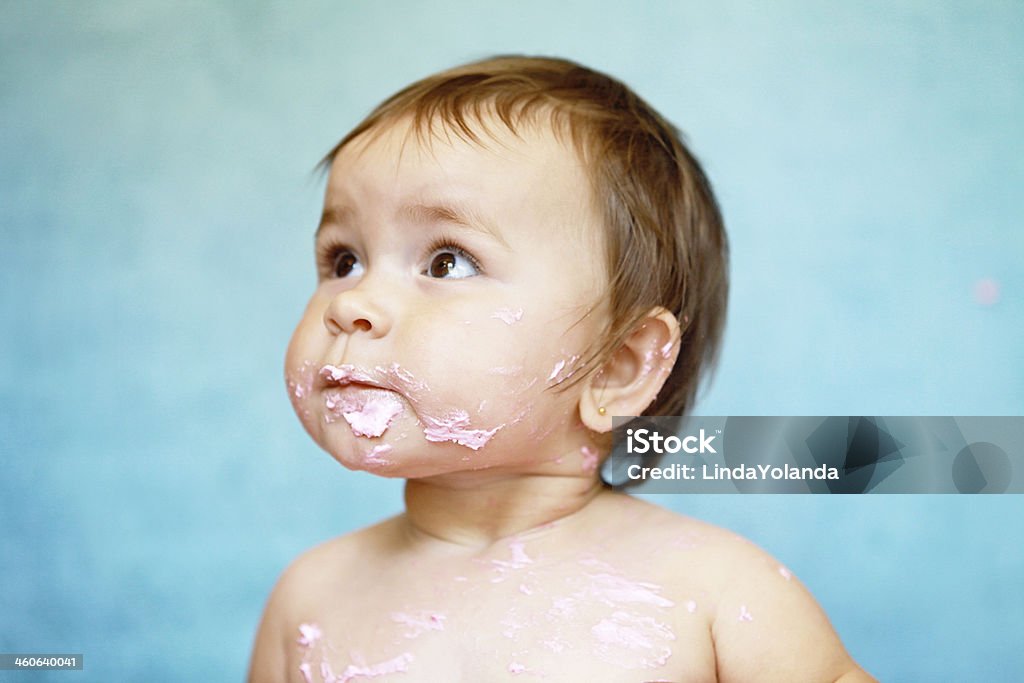 Rose bébé fille avec glaçage sur le visage - Photo de 12-17 mois libre de droits