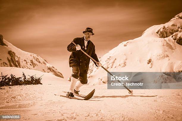 Photo libre de droit de Traditionnel Vintage Portrait De Ski Dans Les Montagnes banque d'images et plus d'images libres de droit de Ski