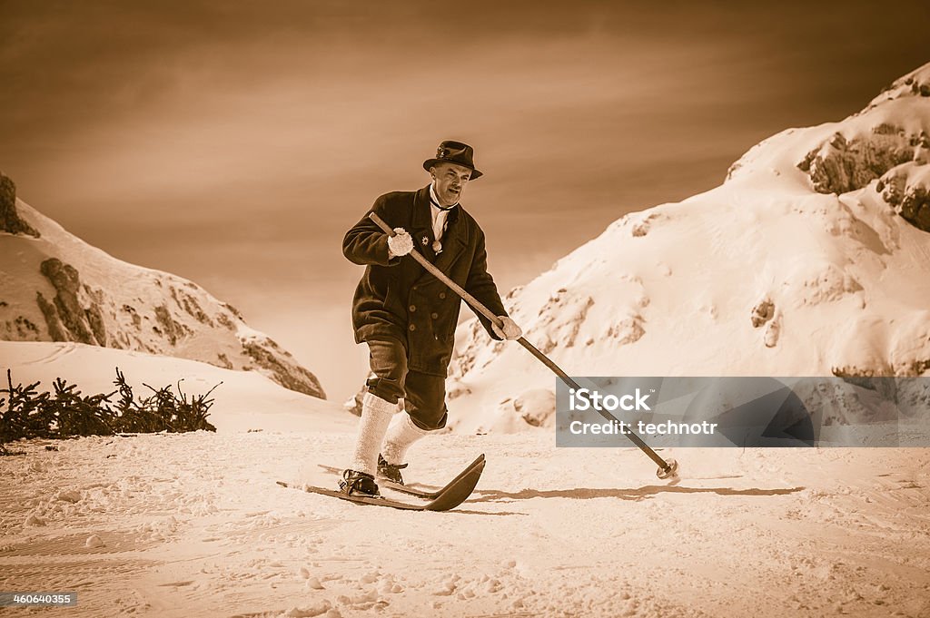 Portret tradycyjnych Vintage narciarzem. w góry - Zbiór zdjęć royalty-free (Narciarstwo)