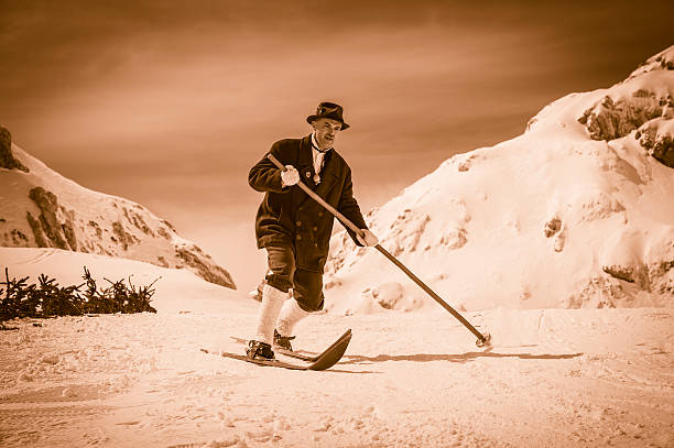 retrato do tradicional vintage esquiador nas montanhas - telemark skiing skiing ski moving down - fotografias e filmes do acervo