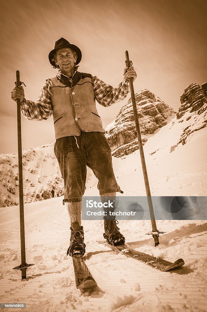 Adulto Vintage esquiador posando en las montañas - Foto de stock de 1950-1959 libre de derechos