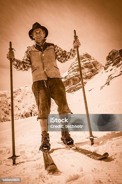 Взрослый Винтажный Лыжника Которые Позируют На Горы — стоковые фотографии и другие картинки 1950-1959
