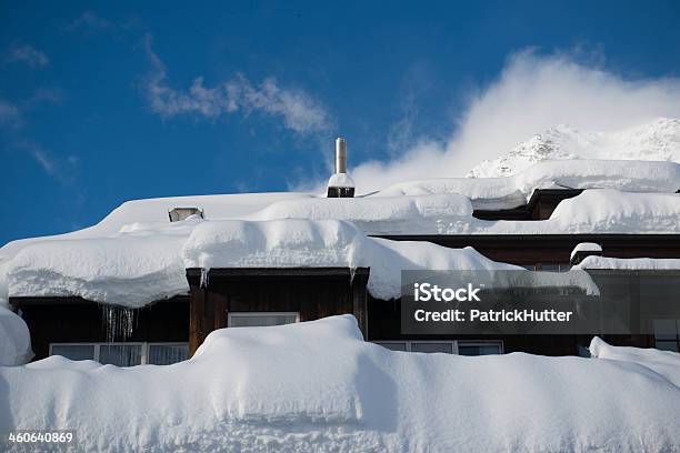 Überdachte House Stockfoto und mehr Bilder von Balkon - Balkon, Eiszapfen, Engadin